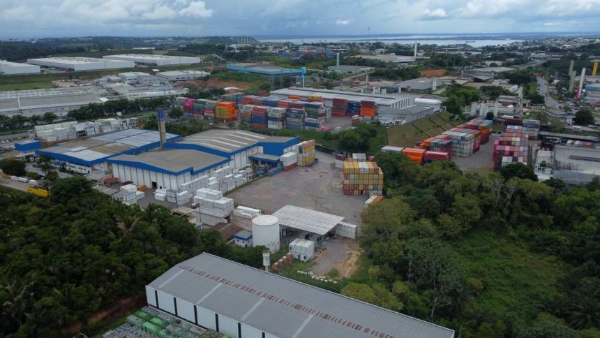 Vista aérea do Polo Industrial de Manaus com contêineres e galpões.