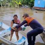 Voluntário entrega cestas básicas para vítima de enchente no Amazonas.