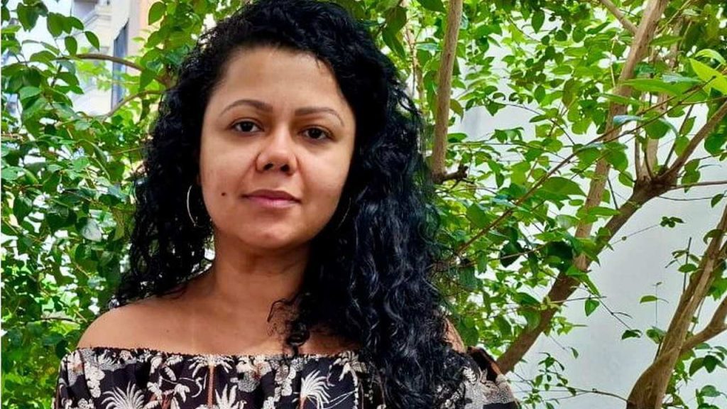 Wanessa da Costa Nascimento, pesquisadora amazonense, em frente a vegetação.