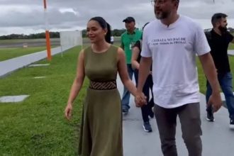 Wilson Lima e Andrezza Brito de mãos dadas caminhando juntos