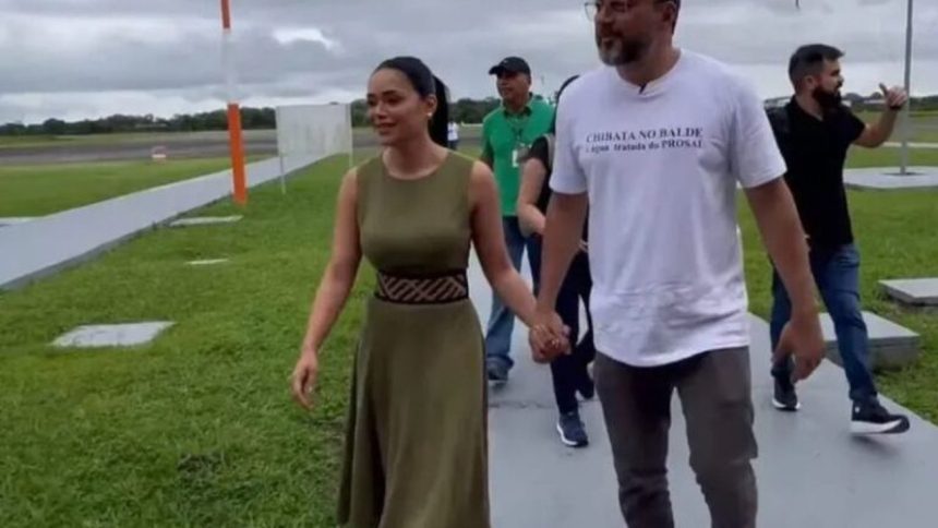 Wilson Lima e Andrezza Brito de mãos dadas caminhando juntos