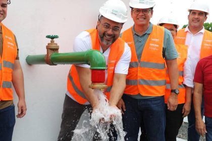 Wilson Lima e equipe celebram inauguração do projeto Prosai lavando as mãos em água corrente.