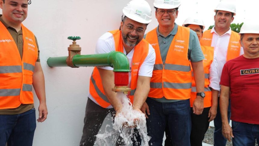 Wilson Lima e equipe celebram inauguração do projeto Prosai lavando as mãos em água corrente.