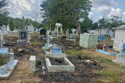Imagem colorida mostra túmulos após incêndio em cemitério de Manaus
