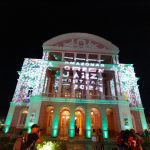 Imagem colorida mostra Teatro Amazonas com projeção do Amazonas Green Jazz Festival 2024