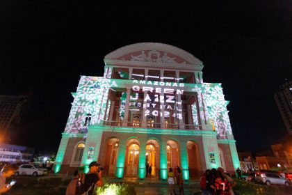 Imagem colorida mostra Teatro Amazonas com projeção do Amazonas Green Jazz Festival 2024