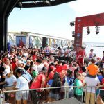 Imagem colorida mostra festa do Grantido