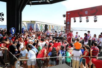 Imagem colorida mostra festa do Grantido