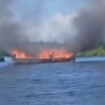 Barco escolar pega fogo no Amazonas e crianças se jogam no rio para escapar