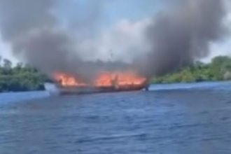 Barco escolar pega fogo no Amazonas e crianças se jogam no rio para escapar