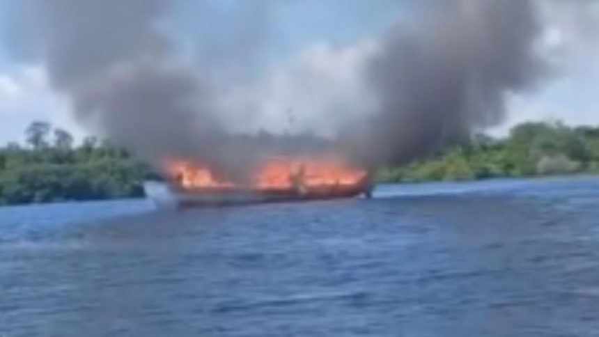 Barco escolar pega fogo no Amazonas e crianças se jogam no rio para escapar