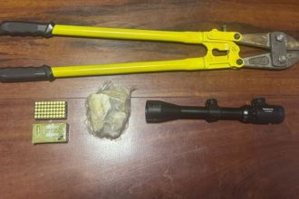 Na última segunda-feira (28), um homem de 32 anos, conhecido como “Diabo Loiro”, foi preso em flagrante por tráfico de drogas