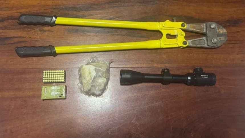 Na última segunda-feira (28), um homem de 32 anos, conhecido como “Diabo Loiro”, foi preso em flagrante por tráfico de drogas