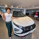 Imagem colorida mostra jovem com carro no Manauara Shopping