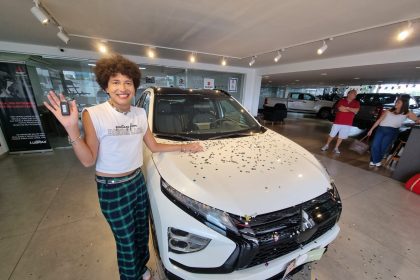 Imagem colorida mostra jovem com carro no Manauara Shopping