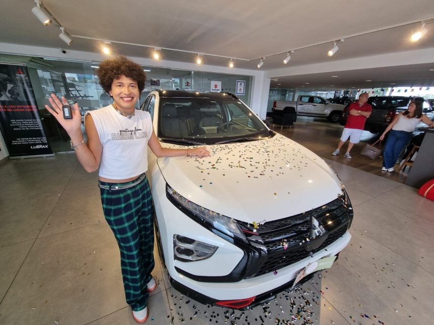 Imagem colorida mostra jovem com carro no Manauara Shopping