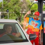 Imagem colorida mostra abastecimento de combustível no Posto Atem