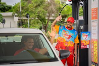 Imagem colorida mostra abastecimento de combustível no Posto Atem