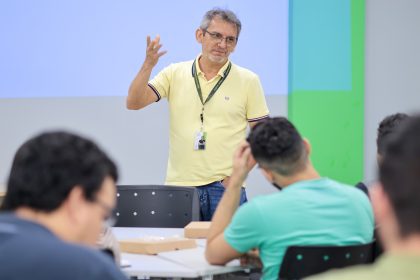 Imagem colorida mostra aula na FPFtech