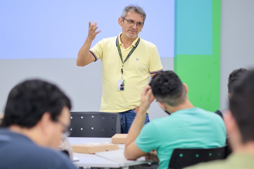 Imagem colorida mostra aula na FPFtech