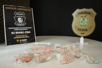 Imagem colorida mostra apreensão de ecstasy