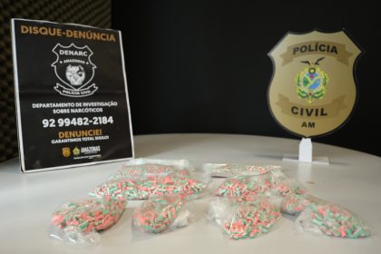 Imagem colorida mostra apreensão de ecstasy