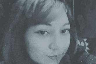 Imagem em preto e branco mostra desaparecida Alessandra Rubia