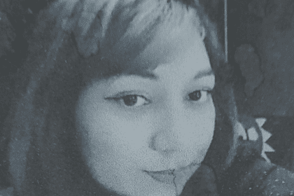 Imagem em preto e branco mostra desaparecida Alessandra Rubia