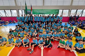 Imagem colorida mostra estudantes da Instituições Nelly Falcão de Souza (INFS), formada pelo Pinocchio Centro Educacional e Colégio Martha Falcão