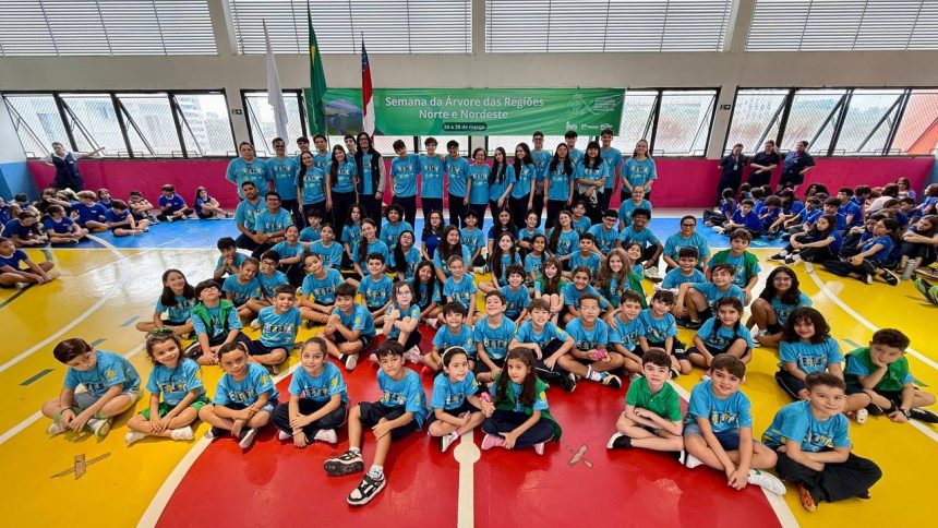 Imagem colorida mostra estudantes da Instituições Nelly Falcão de Souza (INFS), formada pelo Pinocchio Centro Educacional e Colégio Martha Falcão