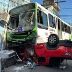 Imagem colorida mostra ônibus e carro batido no Lírio do Vale