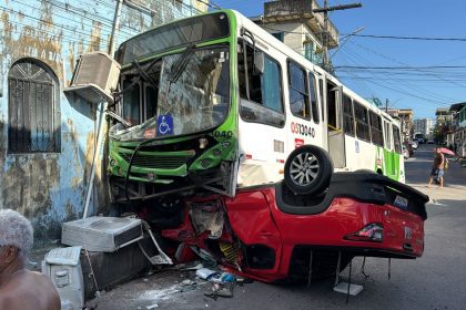 Imagem colorida mostra ônibus e carro batido no Lírio do Vale