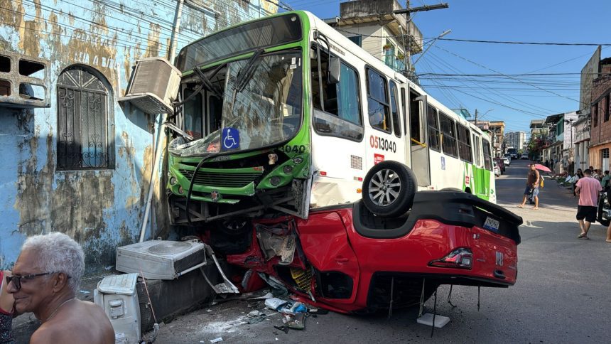 Imagem colorida mostra ônibus e carro batido no Lírio do Vale