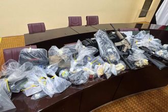 A apreensão de armas e outros objetos em uma operação policial.