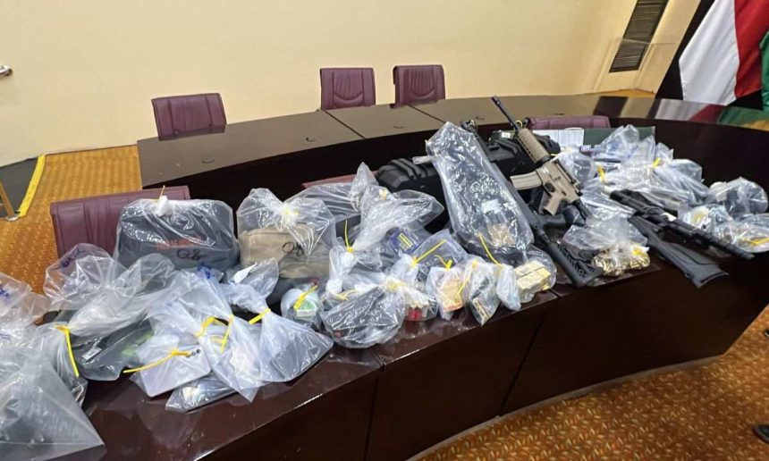 A apreensão de armas e outros objetos em uma operação policial.