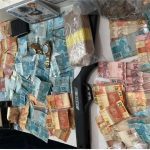 A apreensão de dinheiro e outros itens durante uma operação policial.