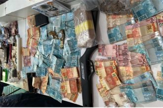 A apreensão de dinheiro e outros itens durante uma operação policial.