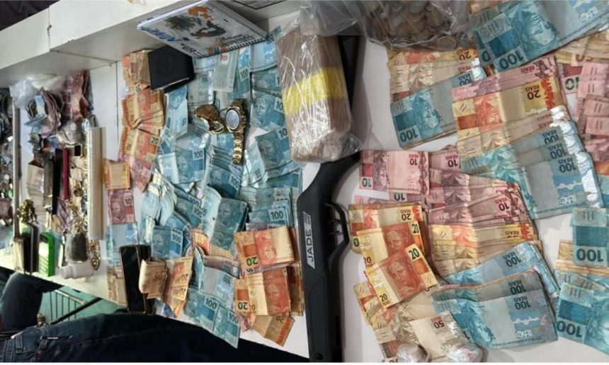 A apreensão de dinheiro e outros itens durante uma operação policial.