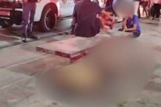 Acidente com vítimas na Avenida Margarita, com policiais e pessoas ao redor.