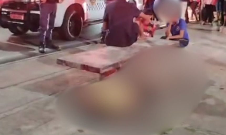 Acidente com vÃtimas na Avenida Margarita, com policiais e pessoas ao redor.