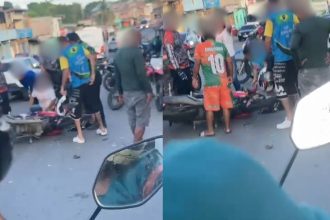 Acidente de trânsito com motociclista e criança feridos em rua.
