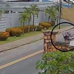 Acidente de trânsito com motociclistas em rua residencial