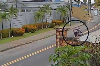 Acidente de trânsito com motociclistas em rua residencial