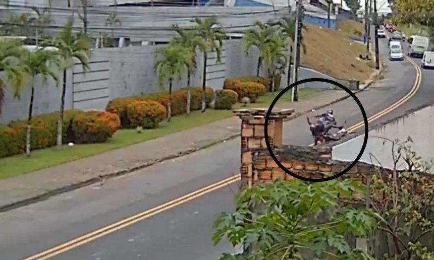Acidente de trânsito com motociclistas em rua residencial