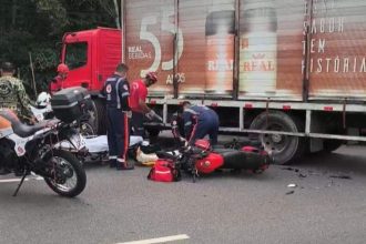 Acidente de trânsito envolvendo moto e caminhão na avenida Santos Dumont. Socorristas atendem a vítima.