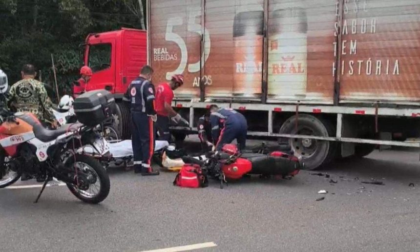 Acidente de trânsito envolvendo moto e caminhão na avenida Santos Dumont. Socorristas atendem a vítima.