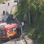 Acidente na Avenida das Flores: viatura dos bombeiros e veÃculo tombado.