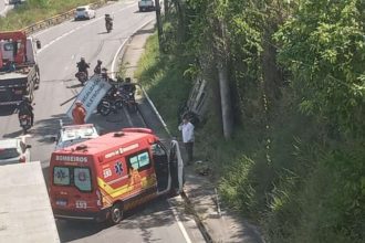 Acidente na Avenida das Flores: viatura dos bombeiros e veículo tombado.