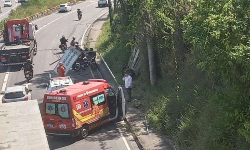 Acidente na Avenida das Flores: viatura dos bombeiros e veículo tombado.