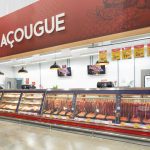 Açougue com balcões de carne fresca e promoções em loja da Nova Era em Manaus.